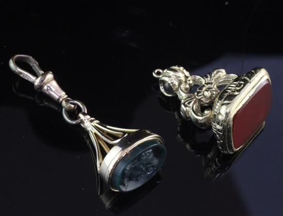 A 15ct gold and bloodstone set fob seal and a 9ct gold and carnelian set fob seal, 1in et infra.